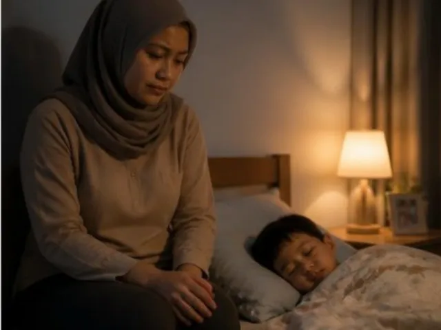 Malam hari, Bunda termenung di samping si kecil yang tidur